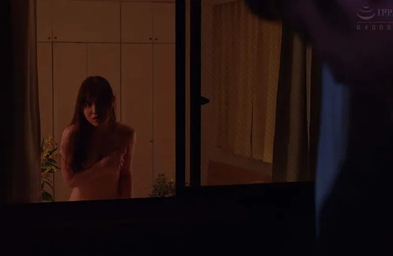 Cô gái nhà kế bên chồng gã chồng gần nhà thường xuyên thay đồ ở ngay cửa sổ